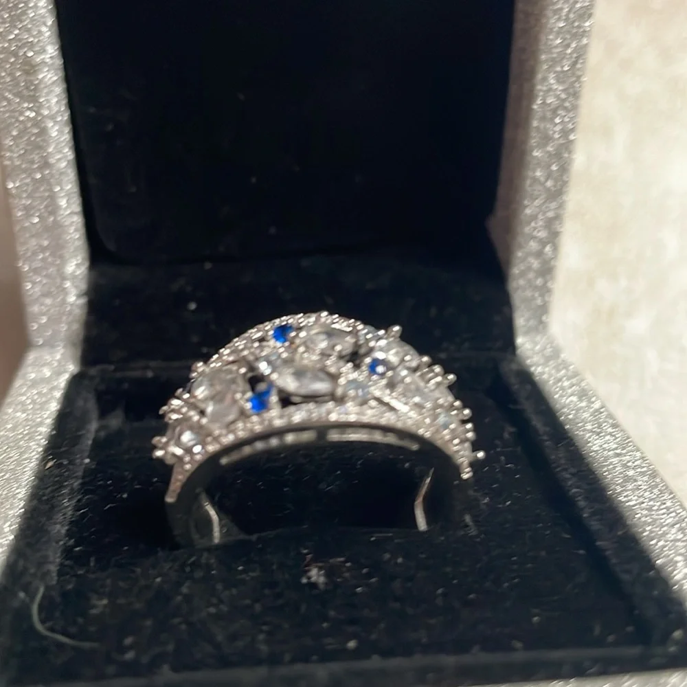 Elegant Silver and Blue Gemstone Ring - Picture 3 of 17
